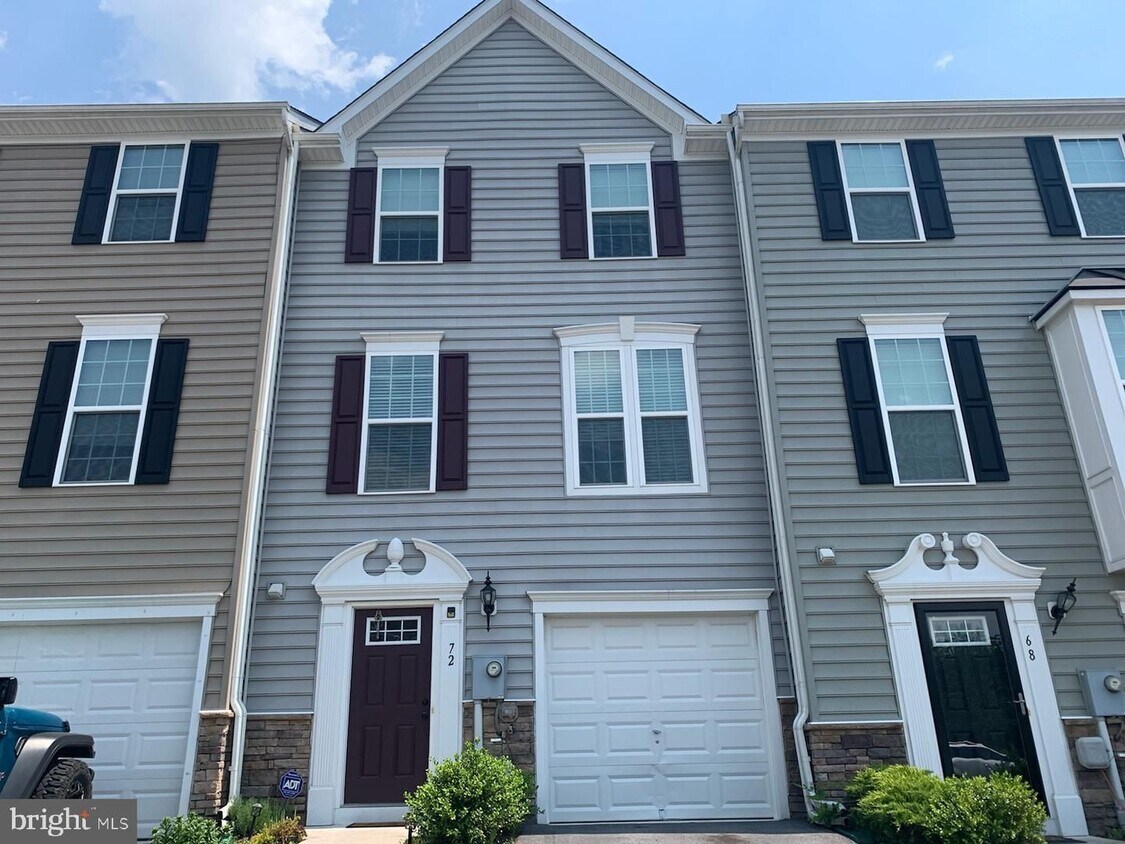 3 story finished townhouse. 3/4 bedrooms House Rental in Falling