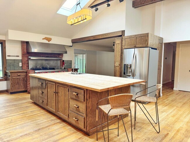 Foto del edificio - Modern Farmhouse  on 6 Private Acres in Ch...