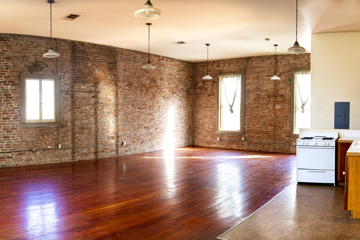 Foto principal - 262 W 2nd St