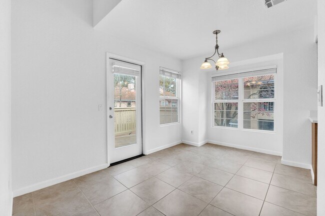 Building Photo - 906 Forest Run