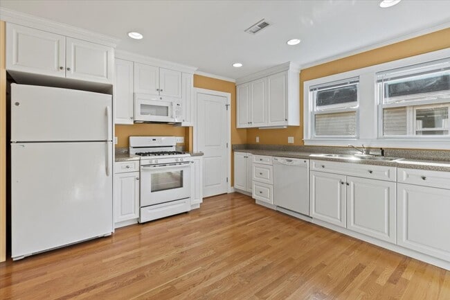 Photo - 46 S Waverly St Apartments
