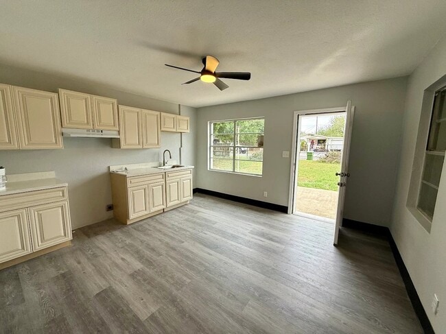 Building Photo - 645 W Fronton St