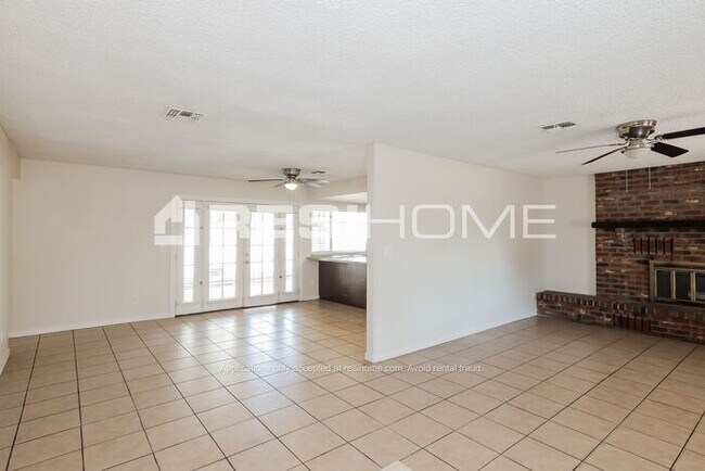 Foto del edificio - 8308 W Indianola Ave