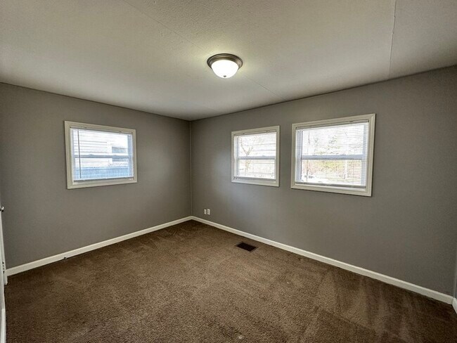 Building Photo - Nice Two Bedroom on the NE Side