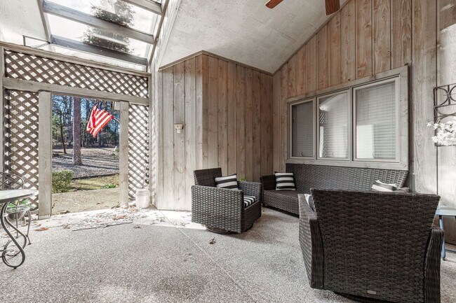 Foto del edificio - Discover this unique, single-level townhom...