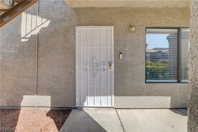 Building Photo - 1575 W Warm Springs Rd