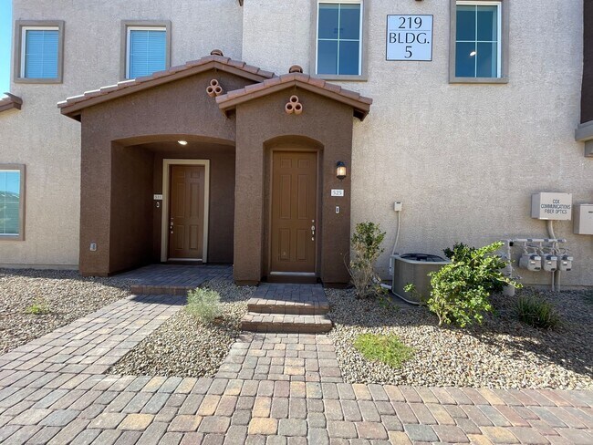 Building Photo - GATED 2 BED 2.5 BATH 2 CAR GARAGE 2FLOOR C...