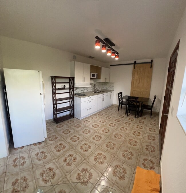 Building Photo - 501 SW 60th Ct