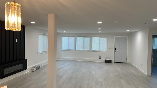 Building Photo - Everett Duplex