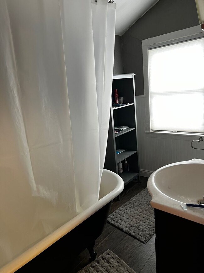 Foto del edificio - Large Home in Elm Heights - Available July...