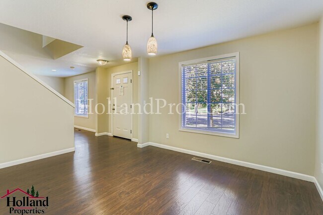 Building Photo - Gorgeous 4-Bedroom Home with Modern Upgrad...