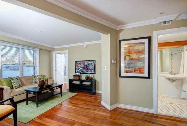 Building Photo - Centrally Located 1BR/1BA on Penn Ave Capi...