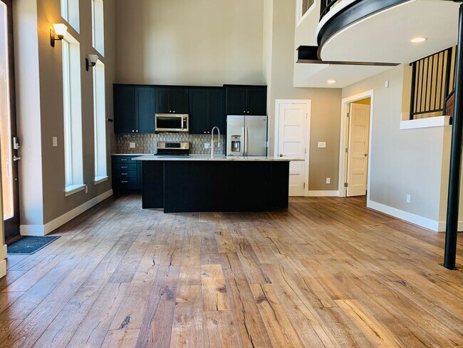 Foto del edificio - Stunning Luxury Home in Sunnyside