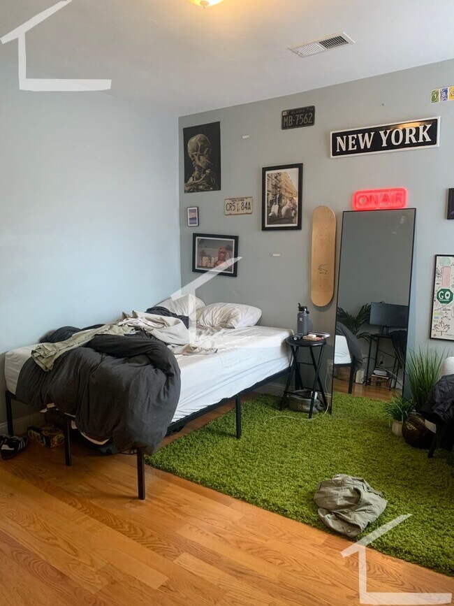 Foto del edificio - Spacious & Updated 5 Bed with Two Porches!