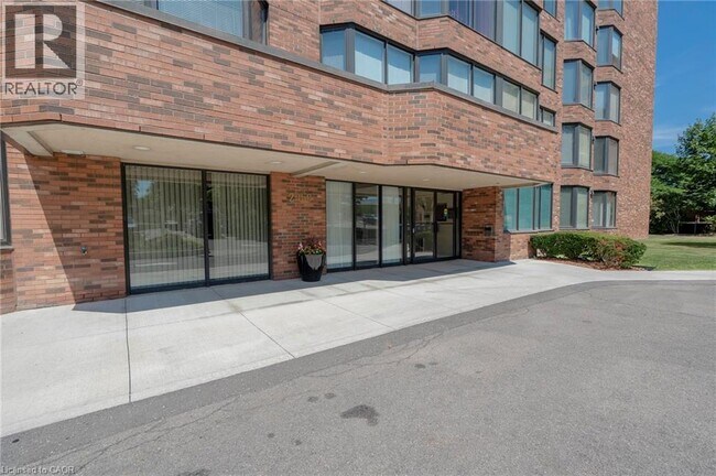 Photo du bâtiment - 200 Limeridge Rd W