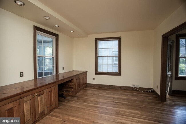 Building Photo - 324 Springfield Terrace