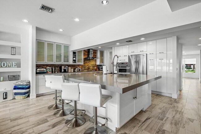 Foto del edificio - 740 NE 36th St