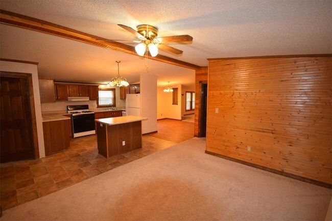Building Photo - Spacious 3 Bedroom, 2 Bath Ranch