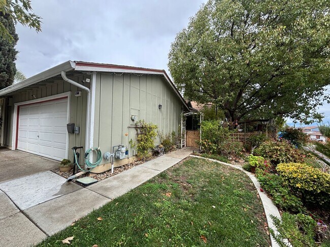 Foto del edificio - Beautiful Single-Story Townhome on Corner Lot with Private Courtyard & 2-Car Garage