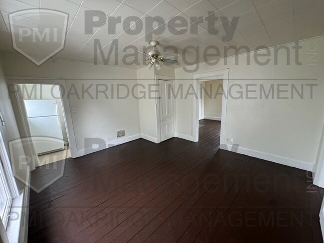 Building Photo - Upper 1 Bedroom 1 Bath Apartment
