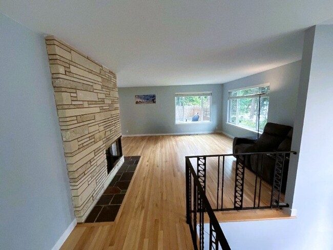 Building Photo - Beautiful 5 Bedroom Home in Renton