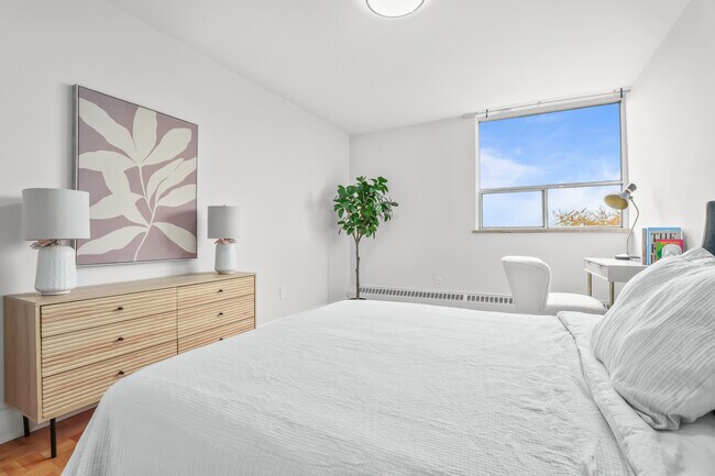 Photo du bâtiment - 1BD - FULLY RENOVATED  WITH AC -  PRIME ETOBICOKE