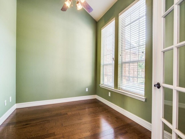 Building Photo - 2529 Broadway Dr