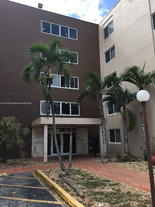 Building Photo - 6950 Miami Gardens Dr