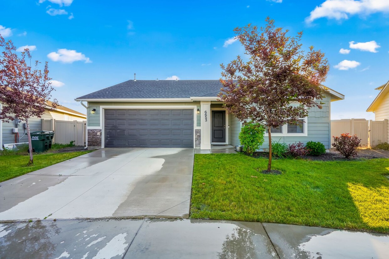 Primary Photo - Single Level Living w/Lg Covered Patio & B...