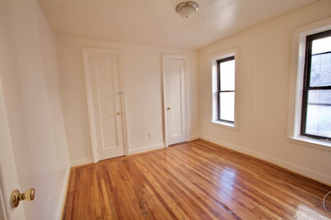 Foto del edificio - 2837 Valentine Ave