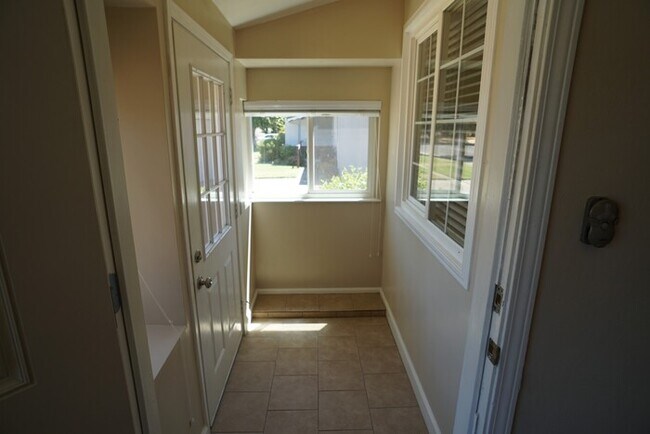 Building Photo - Gorgeous 2 Bedroom 1 Bathroom in Sacramento!