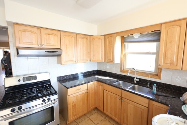 Foto del edificio - 9823 Linn Ave