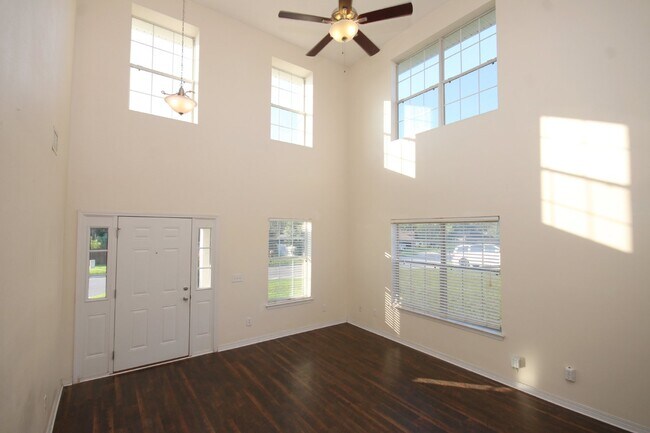 Foto del edificio - Spacious 4BR Home in Robin's Ridge with Soaring Ceilings, Guest Suite & Two-Car Garage