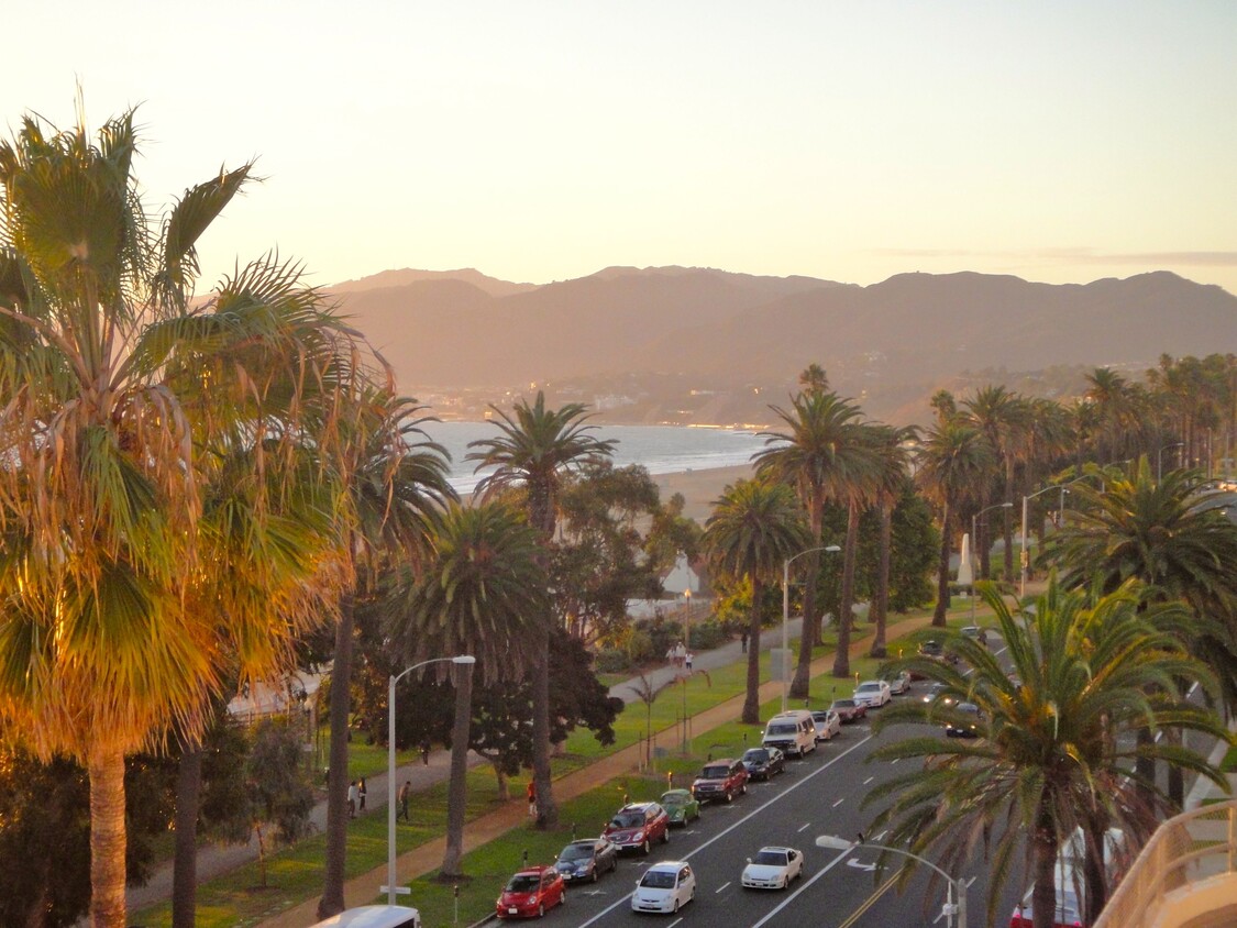 Santa Monica coastline - 2311 4th St