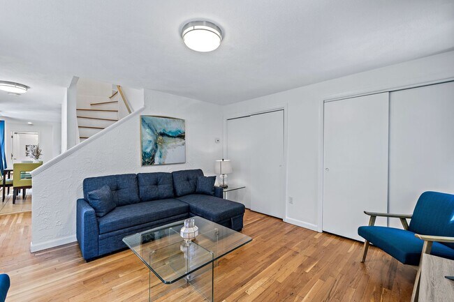 Foto del edificio - Natural light throughout