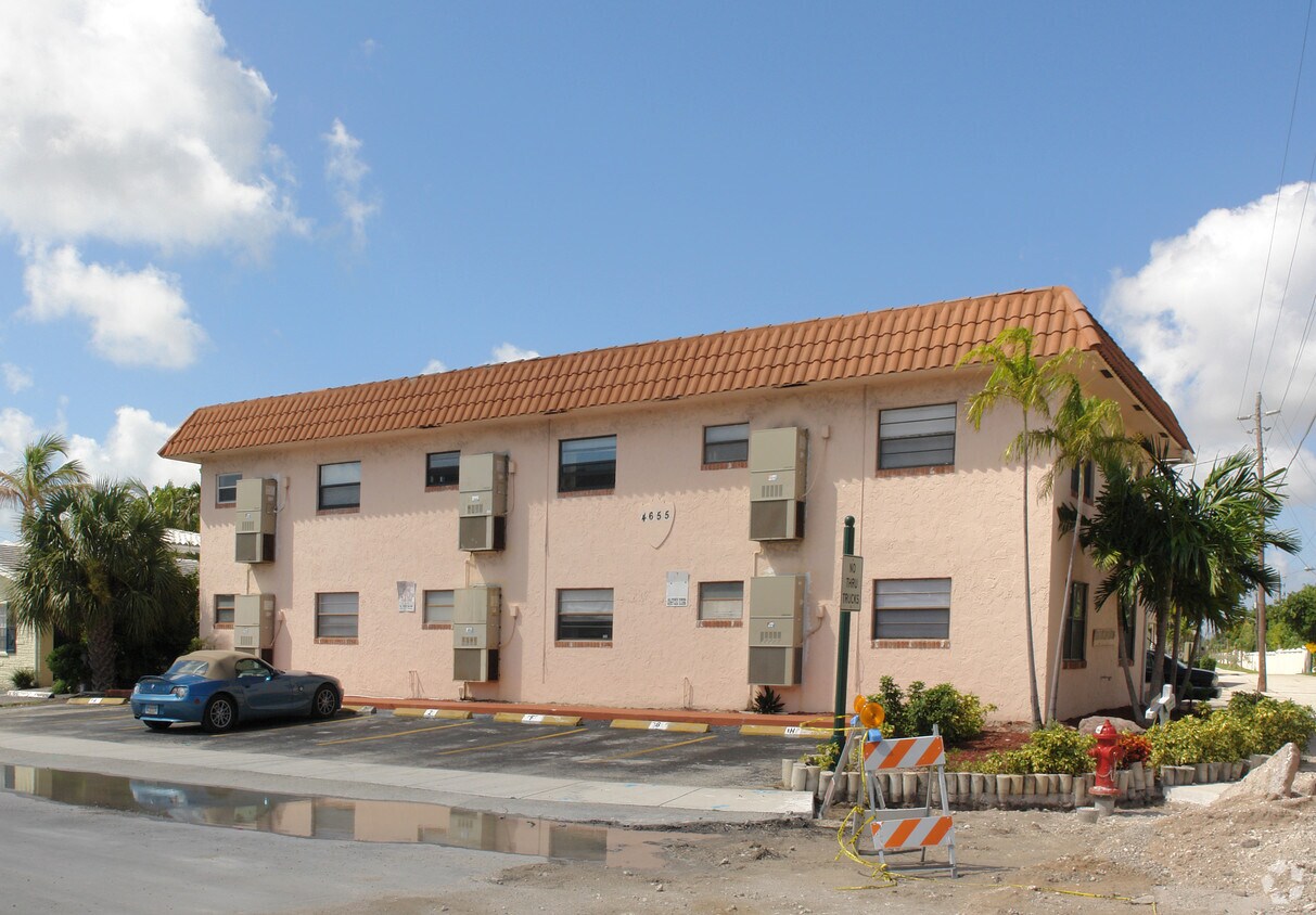 Primary Photo - Pine House Apartments
