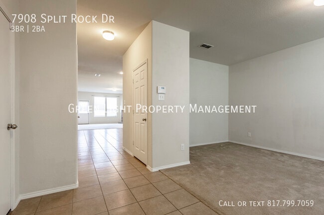 Foto del edificio - 7908 Split Rock Dr