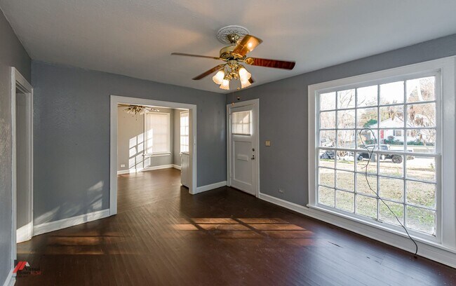 Foto del edificio - 3 Bed 1 Bath Highland Home