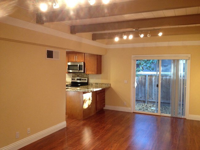 Building Photo - 532 Tyrella Ave
