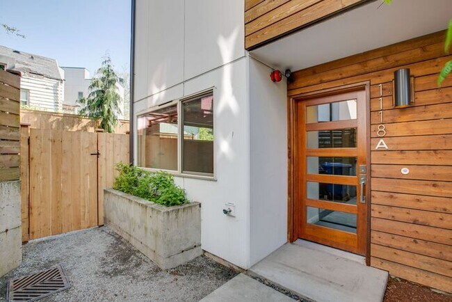 Building Photo - Stunning Judkins Townhome!