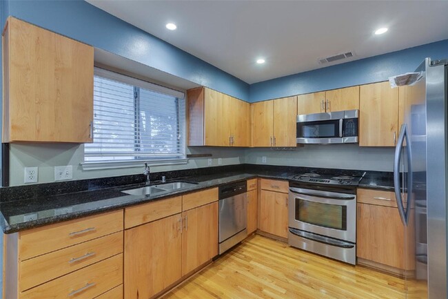 Building Photo - Modern 2 Bed, 2 Bath Condo in Prime Dallas...