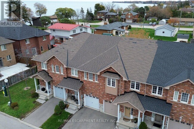 Building Photo - 45 Seabreeze Crescent