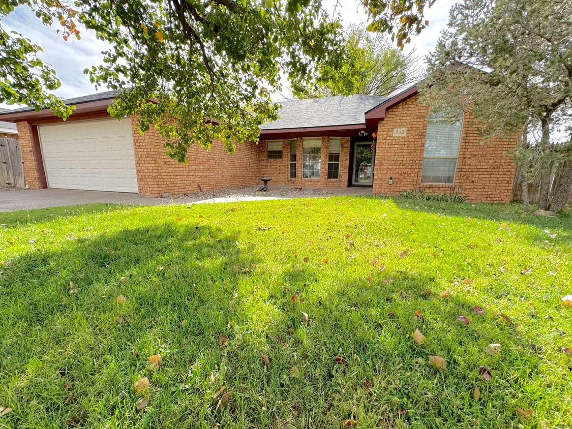 Primary Photo - 233 Mariposa Dr