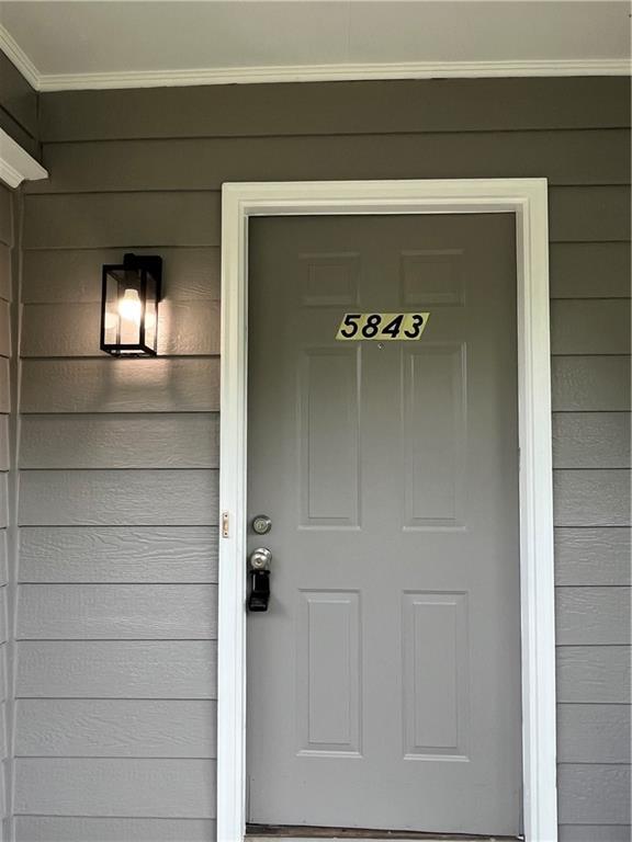 Foto del edificio - 5843 Summerglen Ln