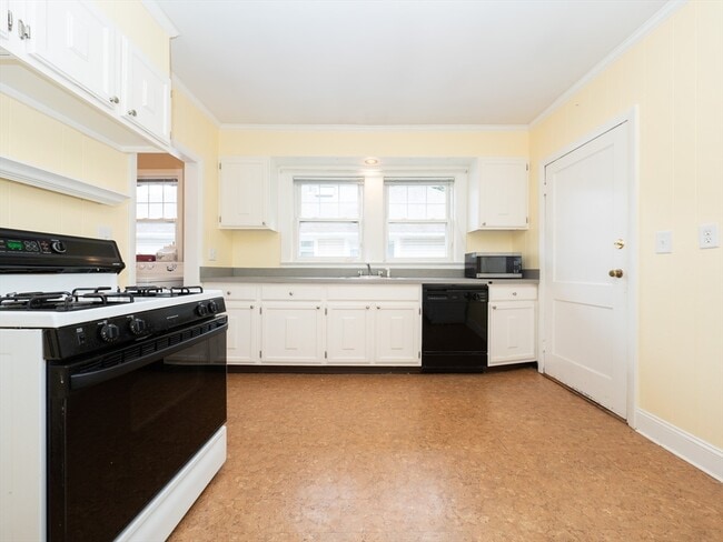 Building Photo - 32 Rangeley Rd