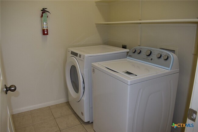 Building Photo - 2215 Dry Creek Dr