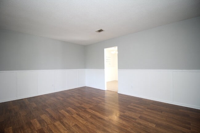 Foto del edificio - Spacious 3BR/1.5BA Home in Pace with Open Living Area, Tiled Family Room, and Fenced Backyard – M...