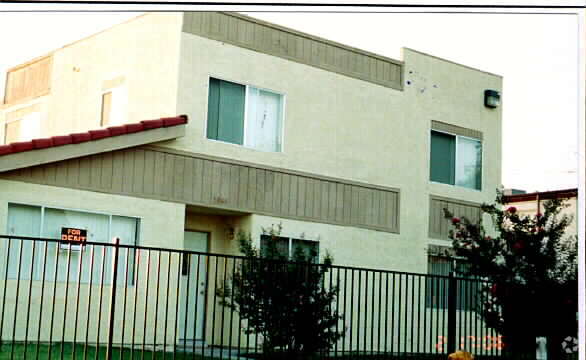 Primary Photo - 1046 N Vista Ave