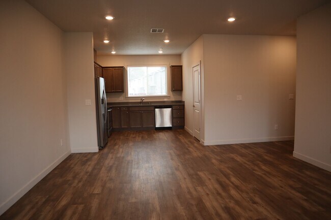 Building Photo - Like New Woodland Townhome for Lease - 180...