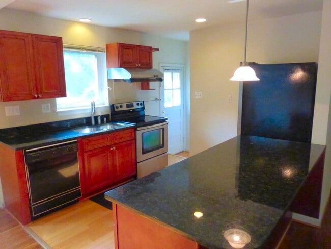 Building Photo - Beautiful 4 BR Rambler in Falls Church City